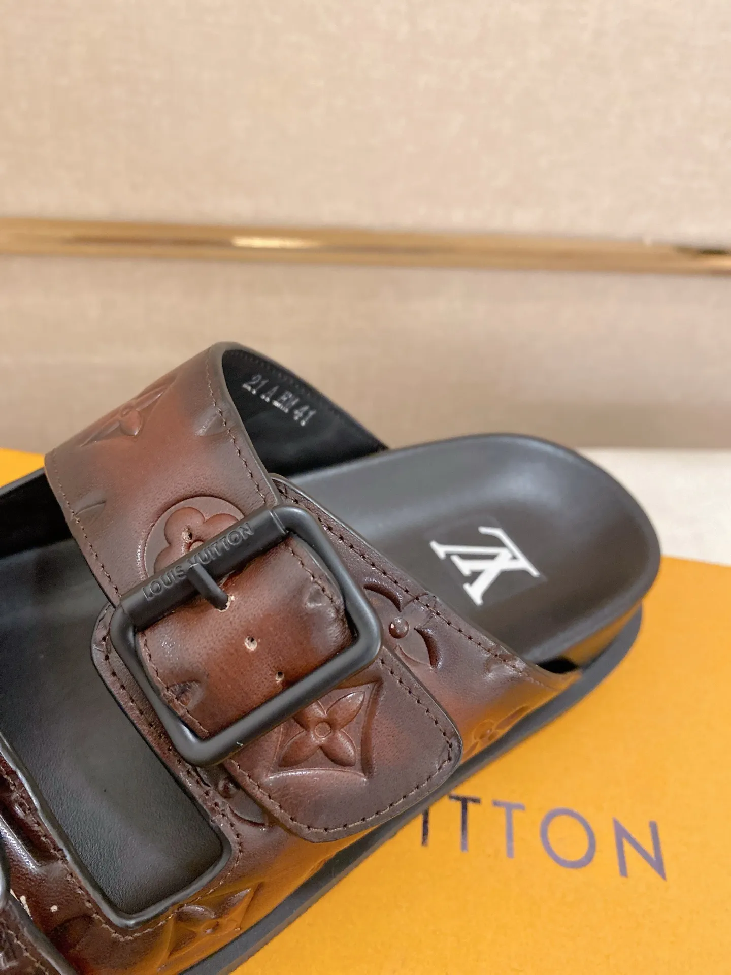 Factory price: 420💰Made by LV🔍Top purchasing agent. Men's spring and summer slippers are available at the same counter. The uppers are made of cowhide imported from Italy. High-quality craftsmanship, soles: original soles specially provided by the original factory, exclusive movable molded soles are super comfortable, original factory follow-up goods, 🔍🔍high quality, can be entered and exited the counter at will, welcome to compare, code number 38-44. Can be customized45